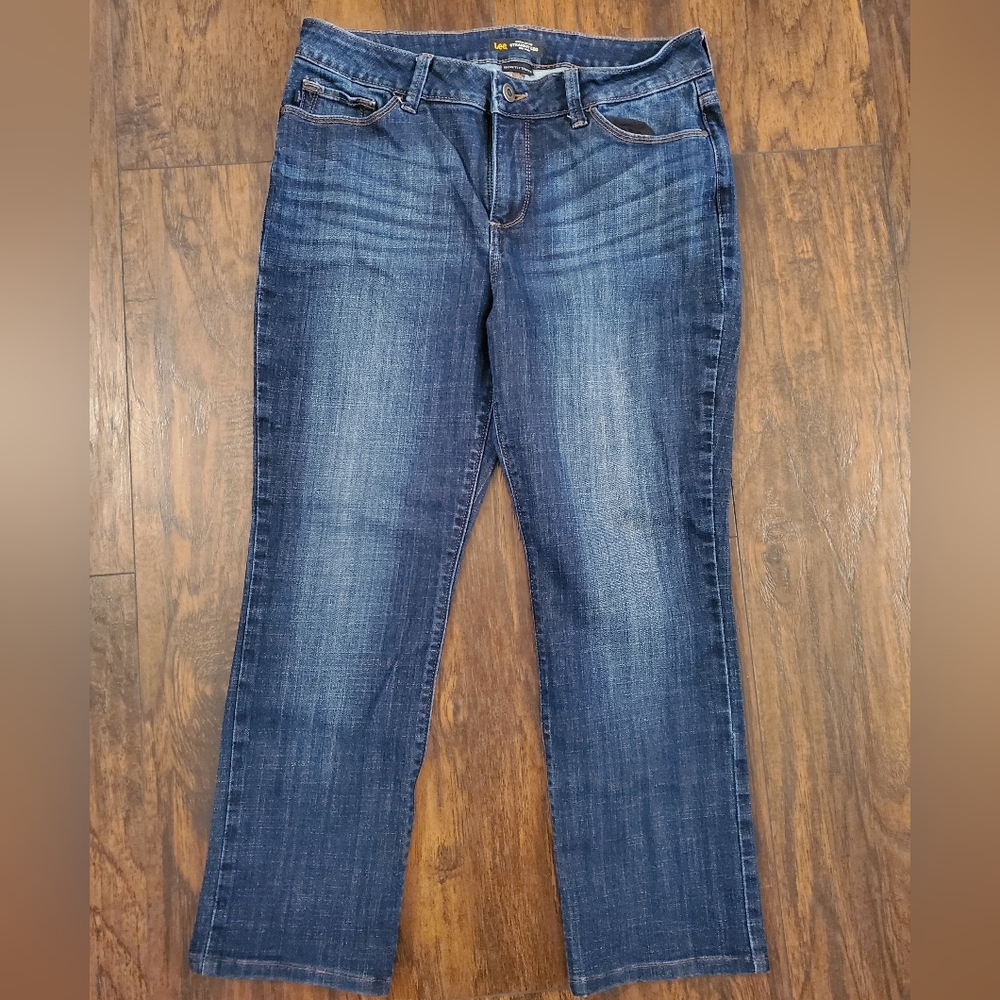 Lee Regular Fit Straight Leg Mid Rise Secretly Shapes Jeans Size 12 Short